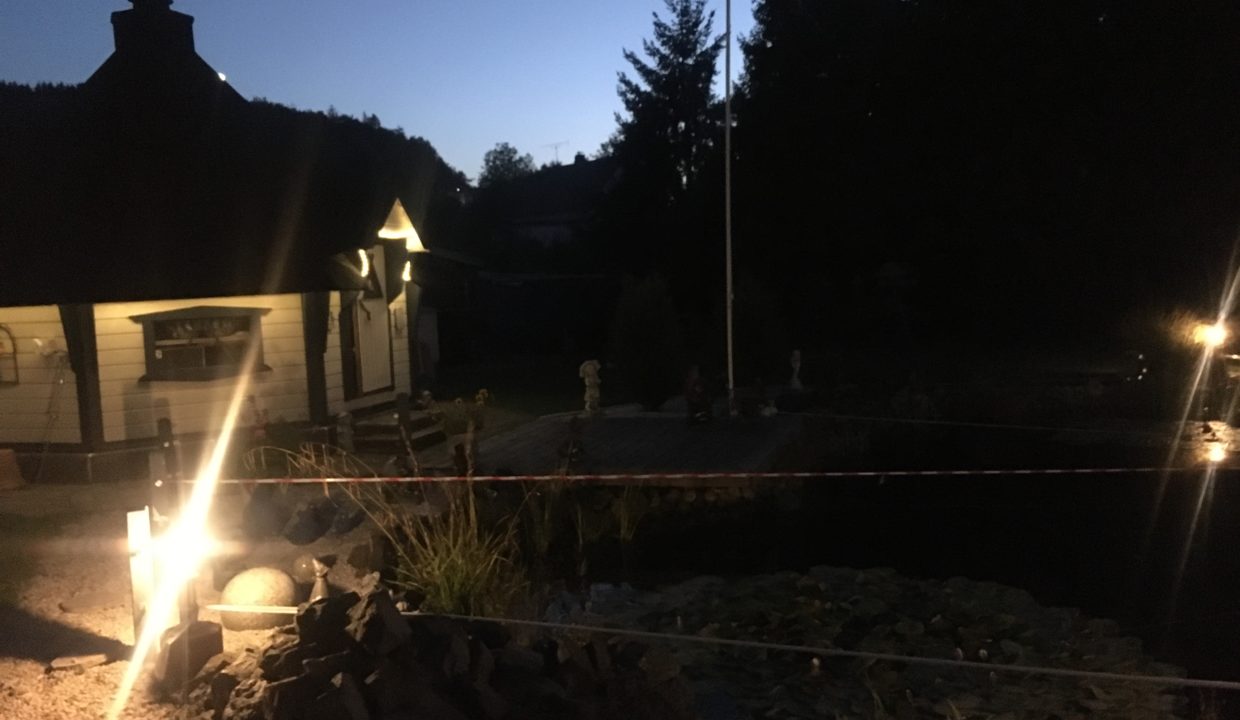 Grillhütte bei Nacht