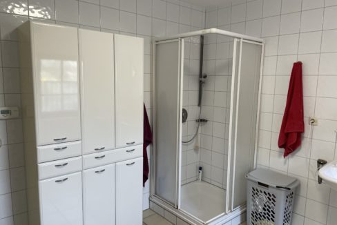 Badezimmer mit Dusche DG