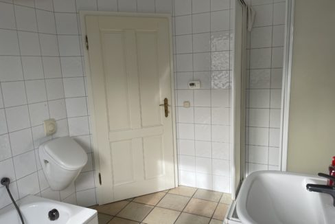 Badezimmer mit Urinal EG